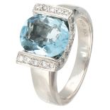 18K. White gold ring set with approx. 2.32 ct. aquamarine and approx. 0.17 ct. diamond.