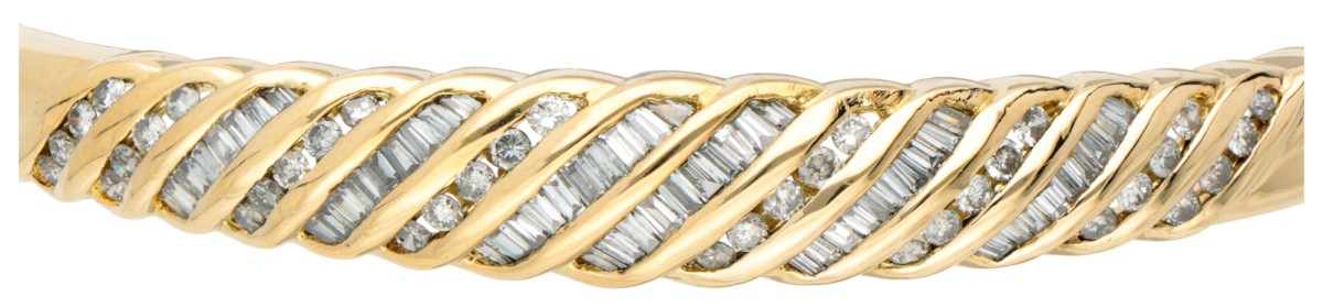 18K. Yellow gold bangle bracelet set with approx. 1.07 ct. diamond. - Image 2 of 4
