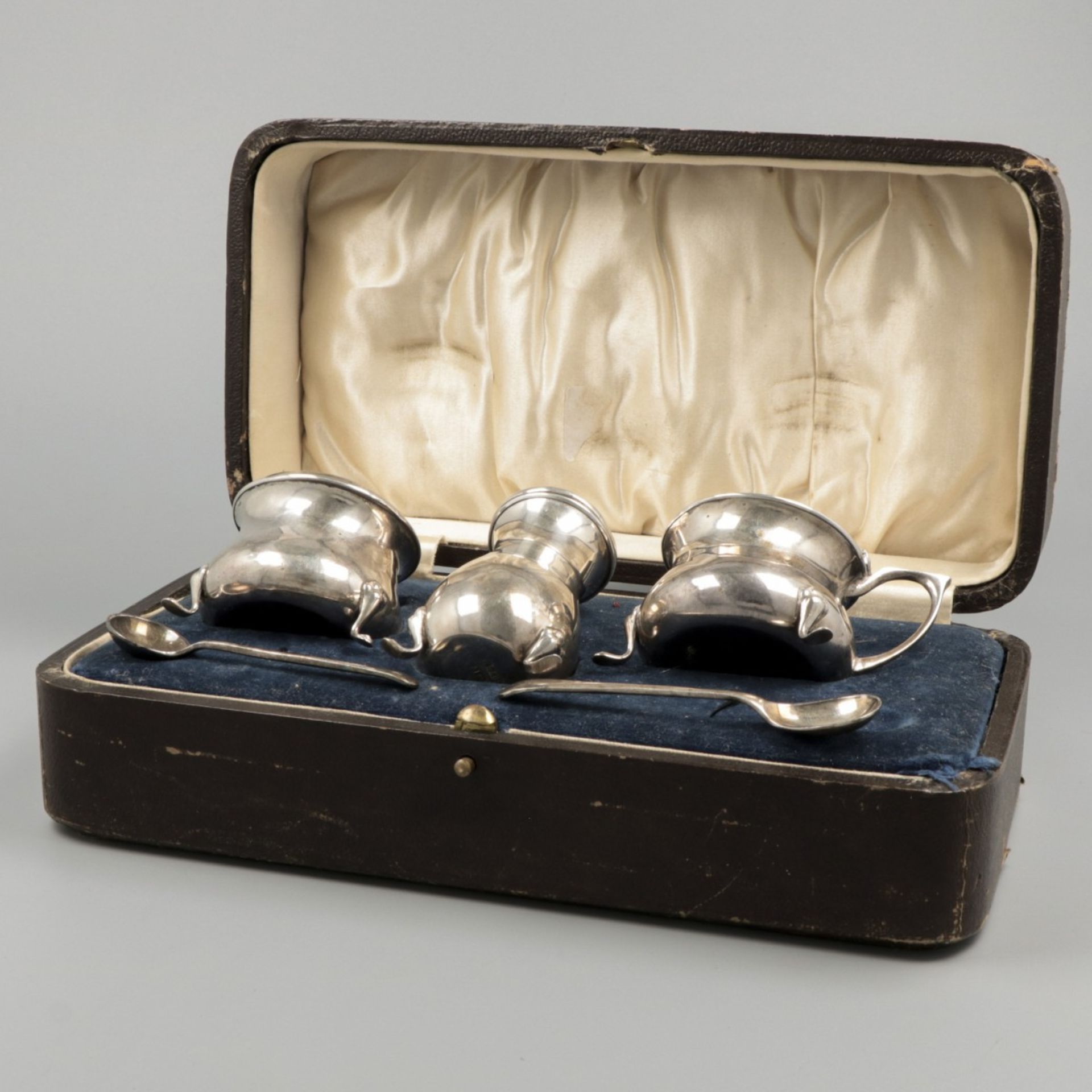 Condiment set silver.