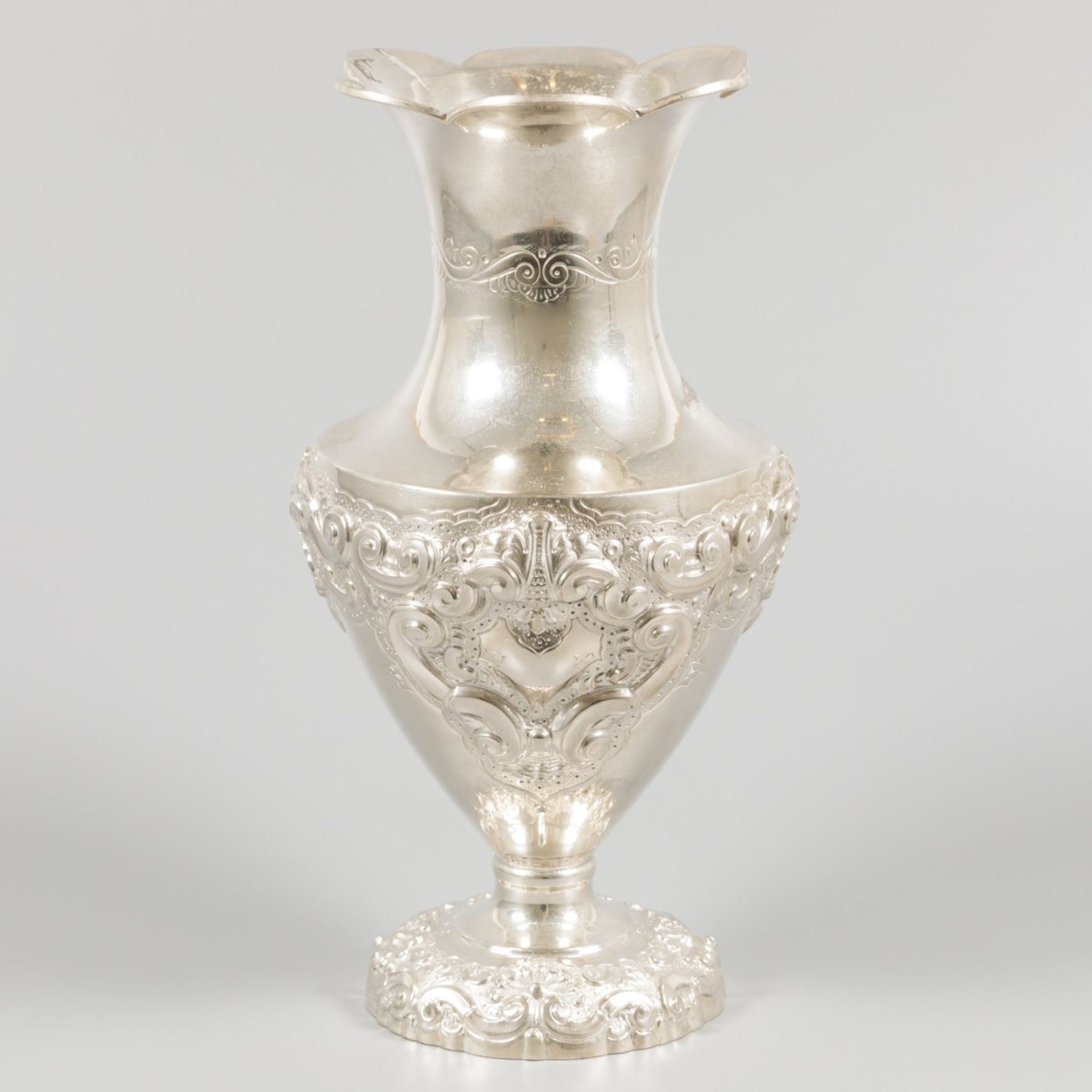 Flower vase silver.