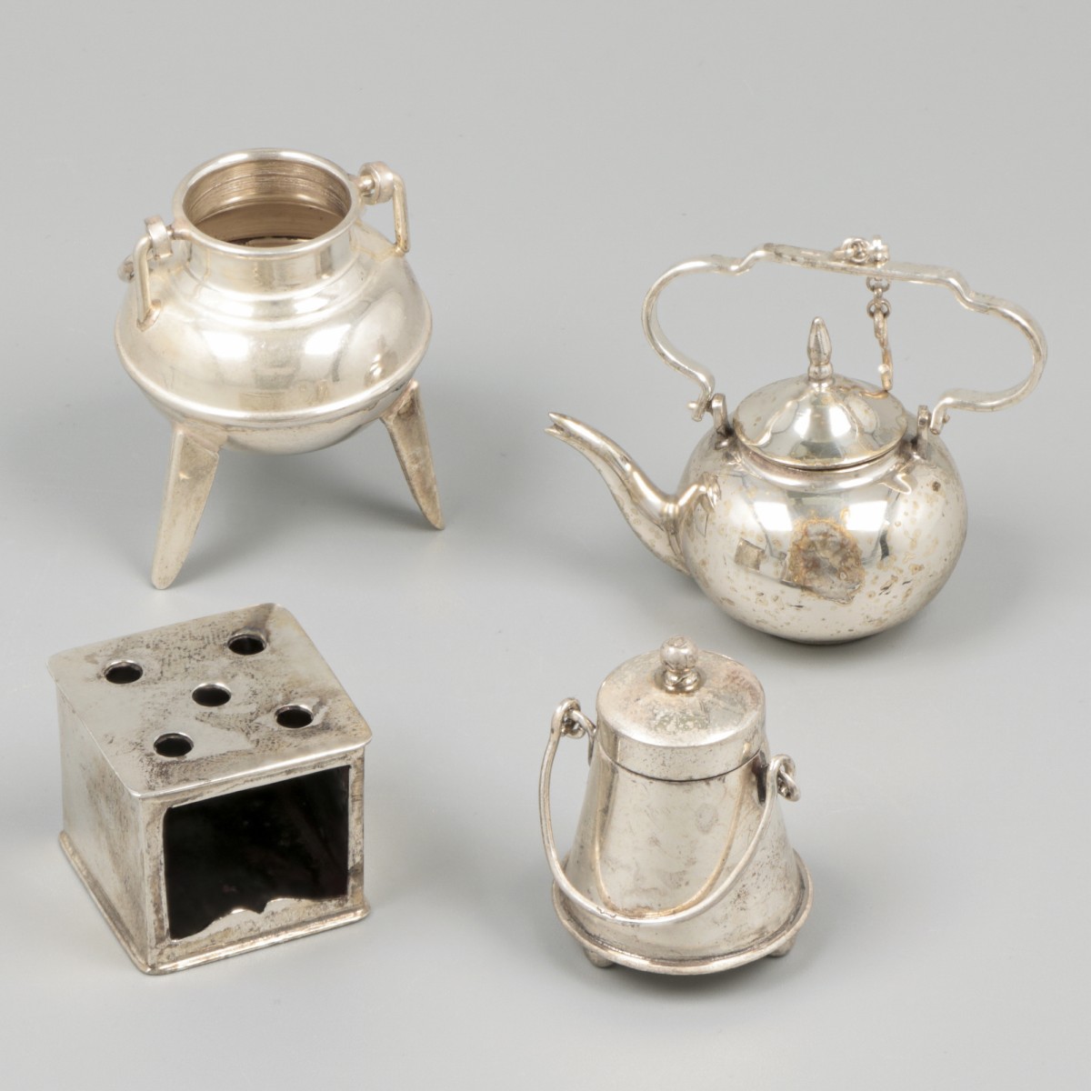 4-piece lot miniatures silver.