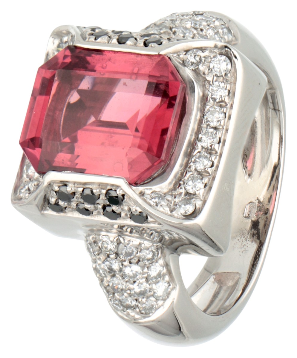 18K. White gold ring set with approx. 4.19 ct. natural tourmaline and approx. 0.68 ct. diamond.