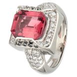 18K. White gold ring set with approx. 4.19 ct. natural tourmaline and approx. 0.68 ct. diamond.