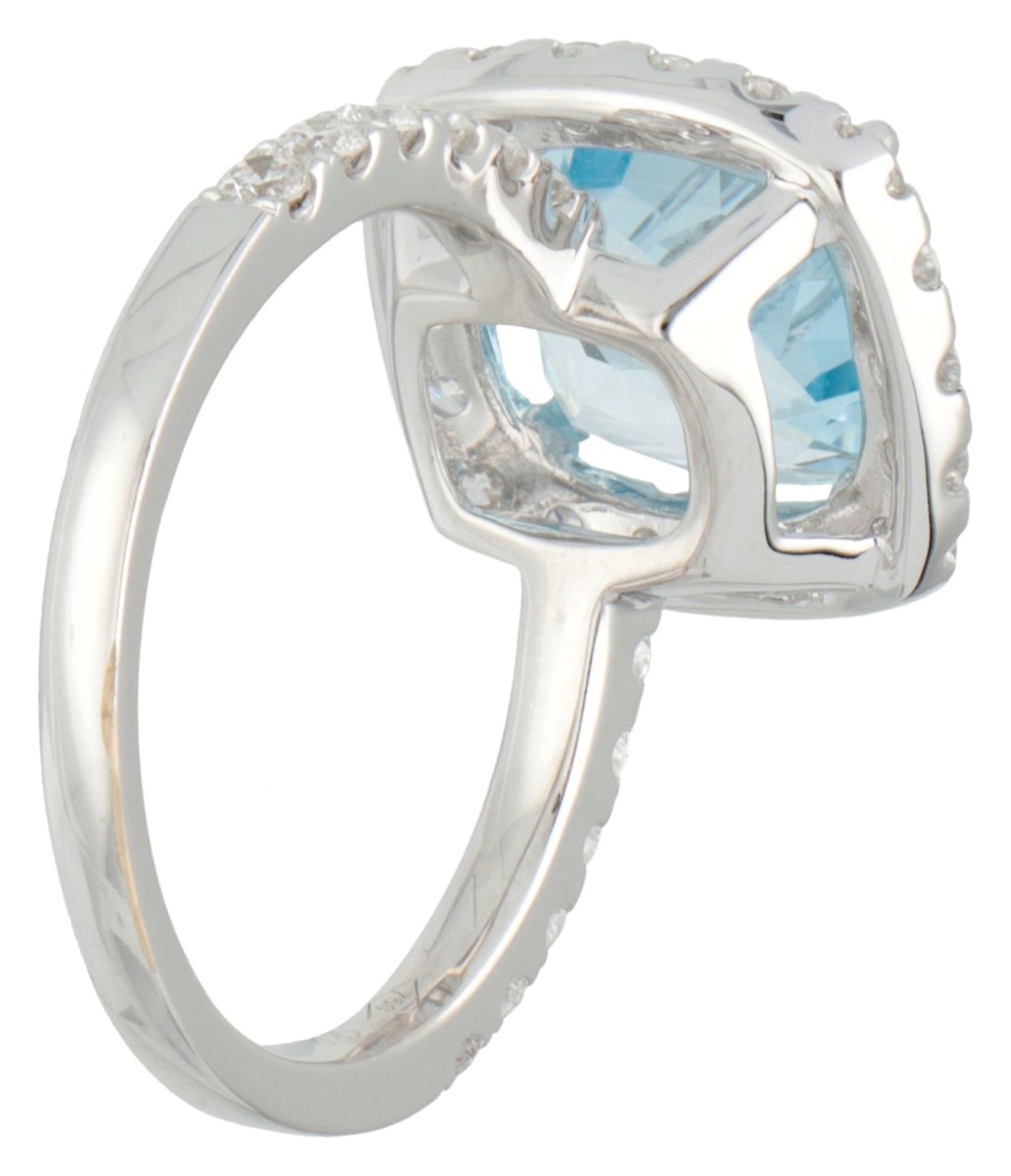 18K. White gold entourage ring set with approx. 3.53 ct. sky blue topaz and approx. 0.60 ct. diamond - Image 3 of 3