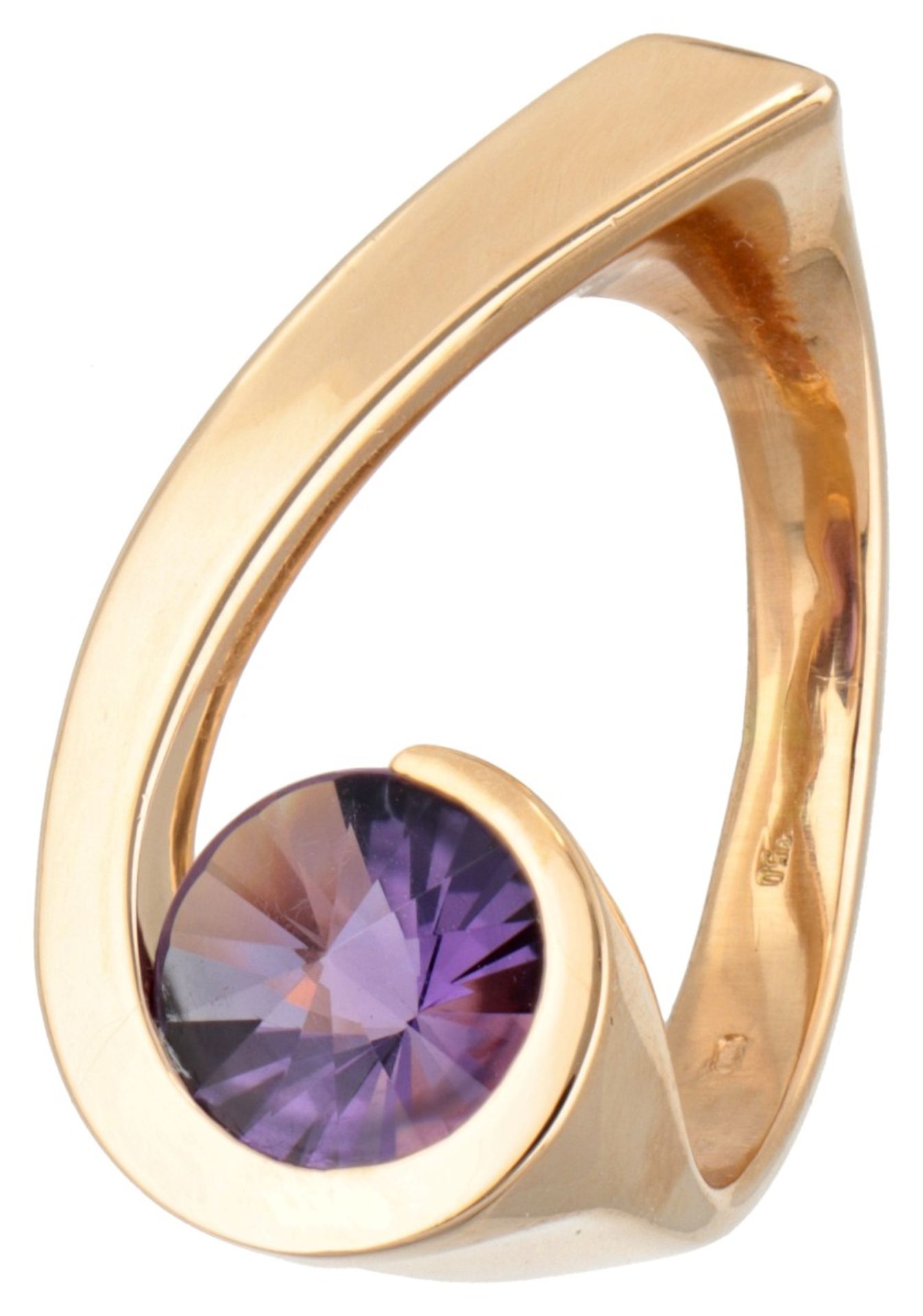 18K. Yellow gold design ring set with approx. 2.27 ct. amethyst.
