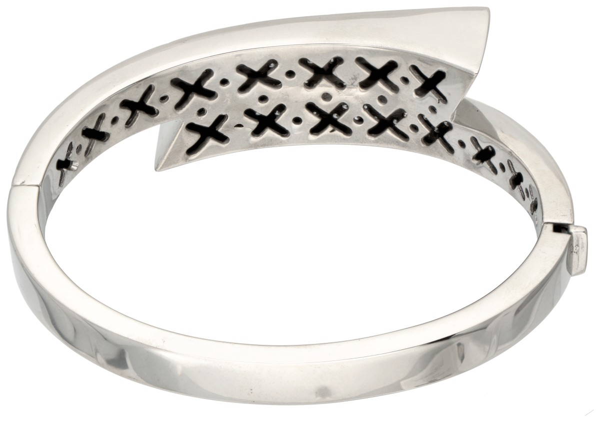 18K. White gold bangle bracelet set with approx. 1.92 ct. diamond. - Image 3 of 3