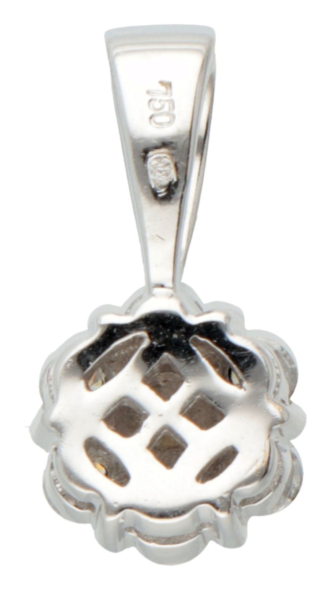 18K. White gold entourage pendant set with approx. 0.42 ct. diamond. - Bild 3 aus 3
