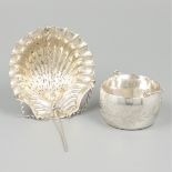 2-piece lot of tea strainers silver.
