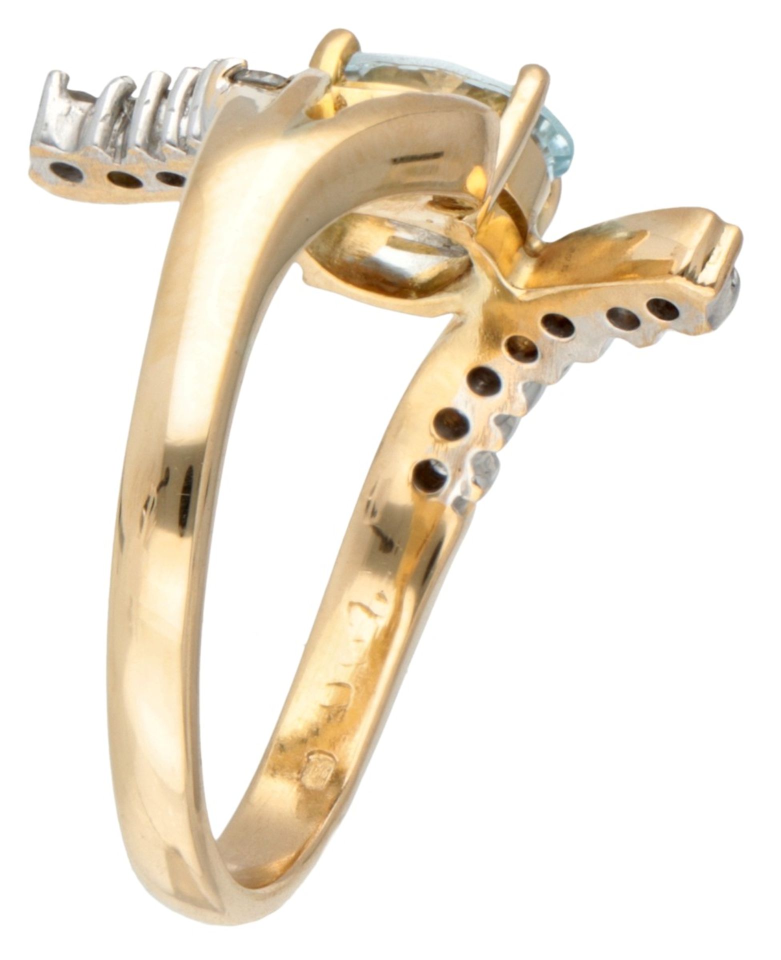 18K. Yellow gold ring set with approx. 0.55 ct. aquamarine and approx. 0.13 ct. diamond. - Bild 2 aus 2