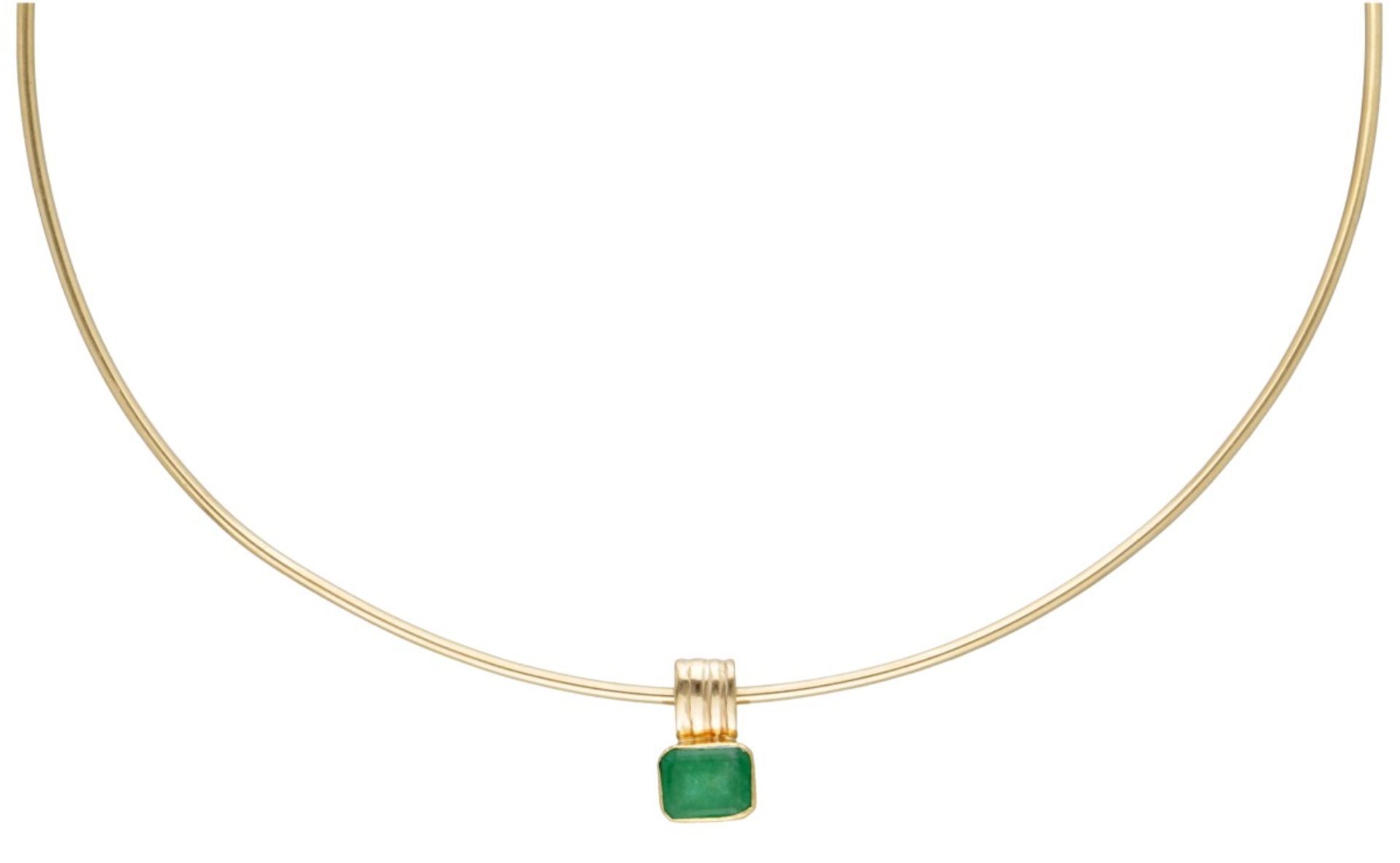 18K. Yellow gold collar necklace provided with a 14K. pendant set with approx. 2.03 ct. aventurine.