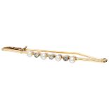 18K. Yellow gold bar brooch set with approx. 0.09 ct. diamond and pearls.