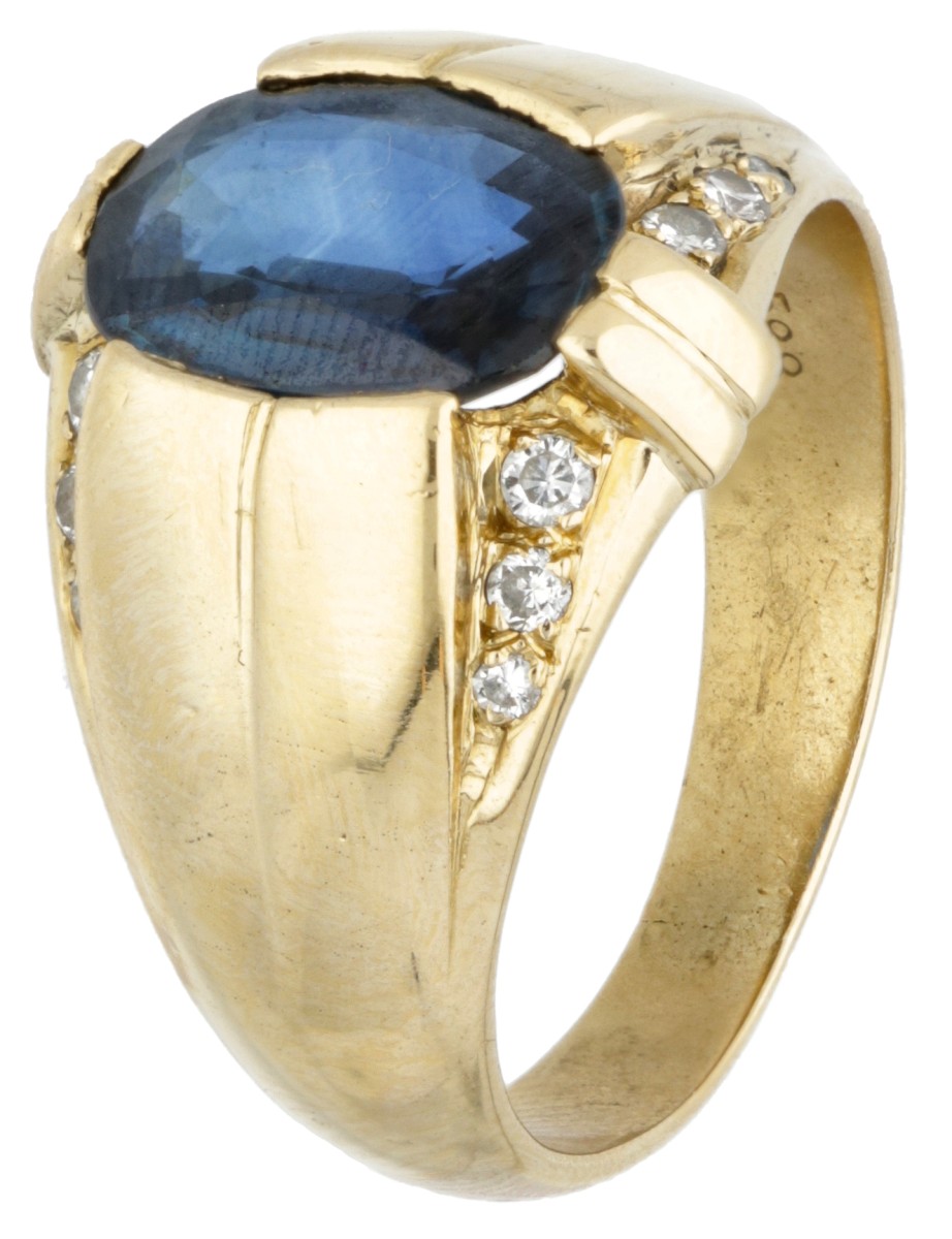 Vintage 18K. yellow gold ring set with approx. 2.42 ct. natural sapphire and approx. 0.10 ct. diamon