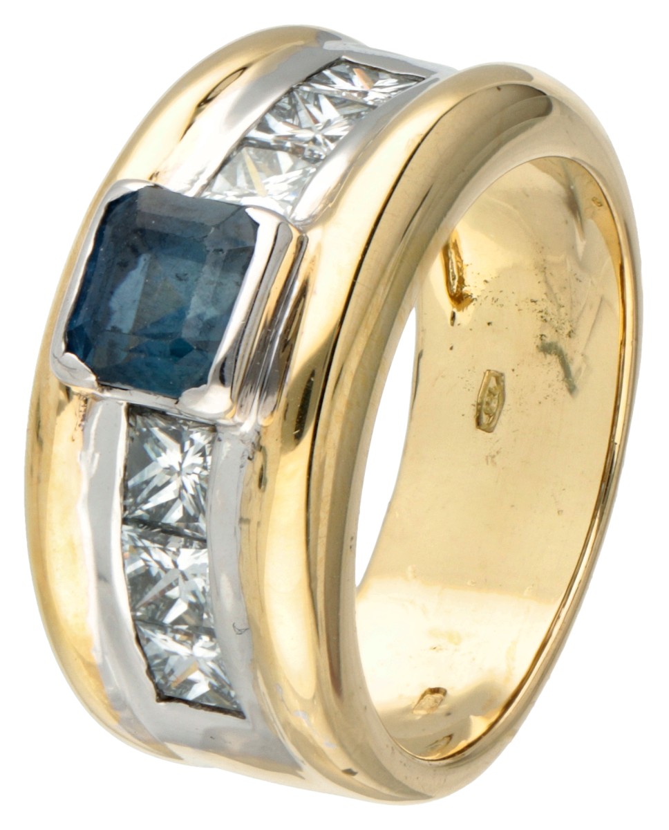 18K. Bicolor gold ring set with approx. 1.04 ct. natural sapphire and approx. 0.96 ct. diamond.