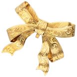 Vintage 18K. yellow gold bow-shaped brooch decorated with acanthus leaves.