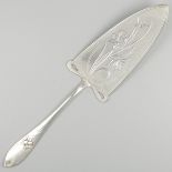 Cake server silver.