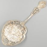 Wet fruit scoop silver.