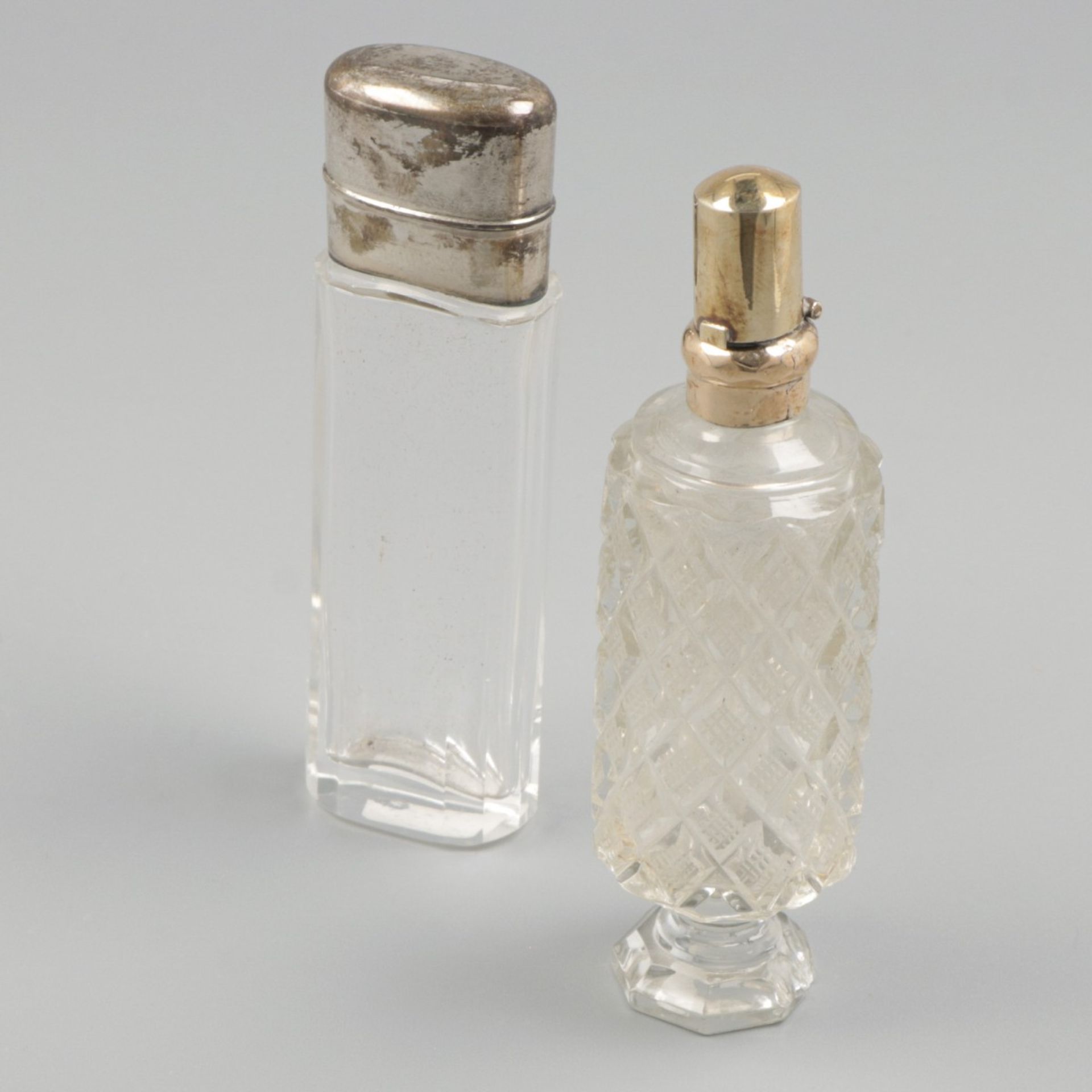 
2-piece lot of perfume bottles silver / gold.