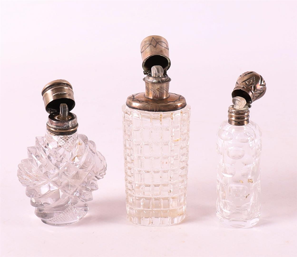 Three assorted odeur flasks with silver mounts, 19th century - Bild 2 aus 2