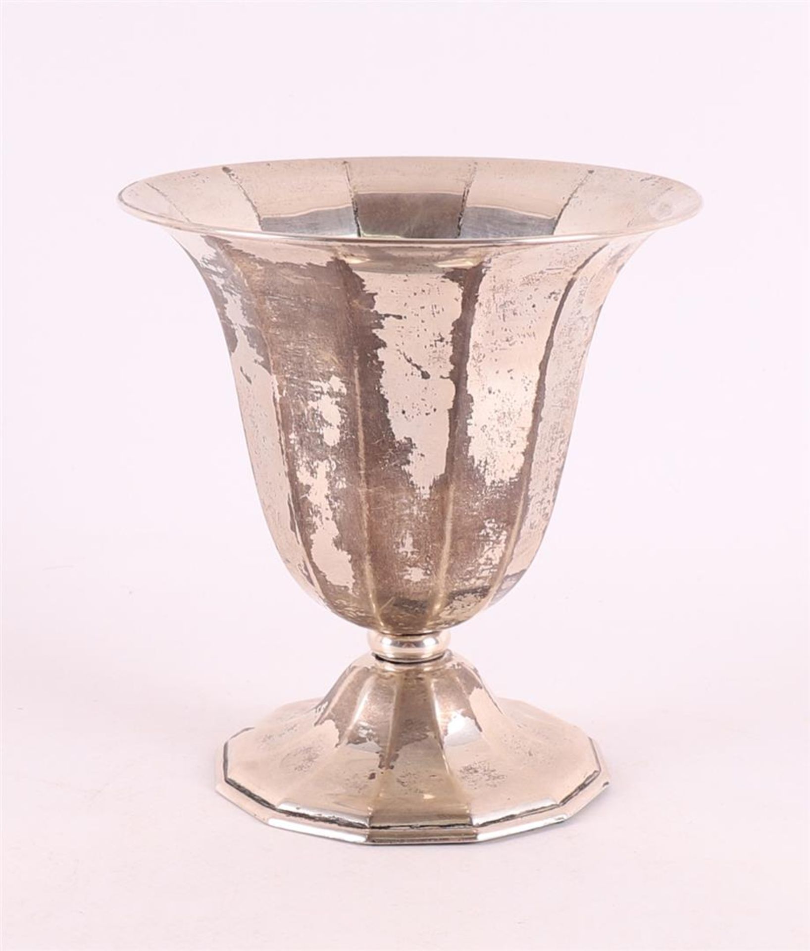 A 2nd grade 835/1000 silver Art Deco faceted cup, 1927.