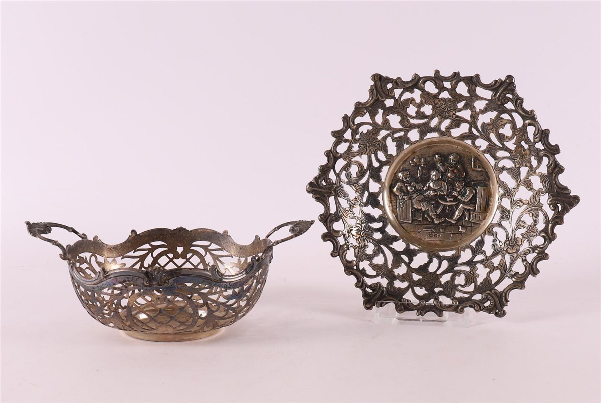 A 2nd grade 835/1000 silver pierced bonbon basket, 20th century.