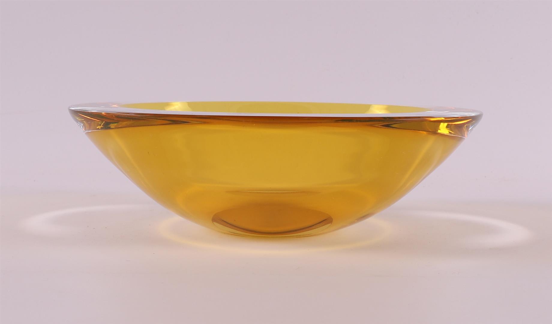 A thick-walled yellow and clear glass bowl, Olaf Stevens (Tilburg 1994-). - Image 2 of 4