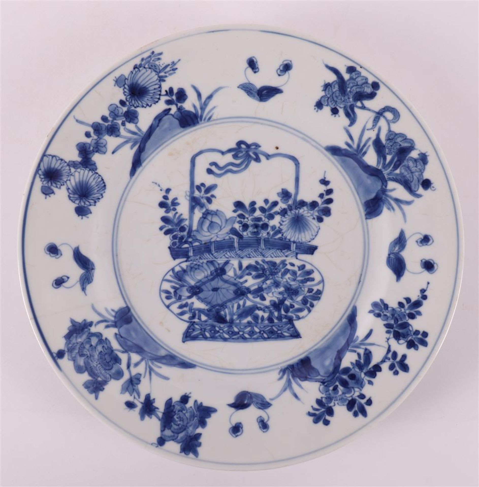 A blue/white porcelain dish, China, Kangxi, around 1700. - Image 2 of 6