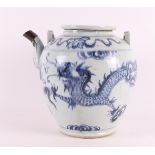 A blue/white porcelain wine jug, China, 17th century or younger.