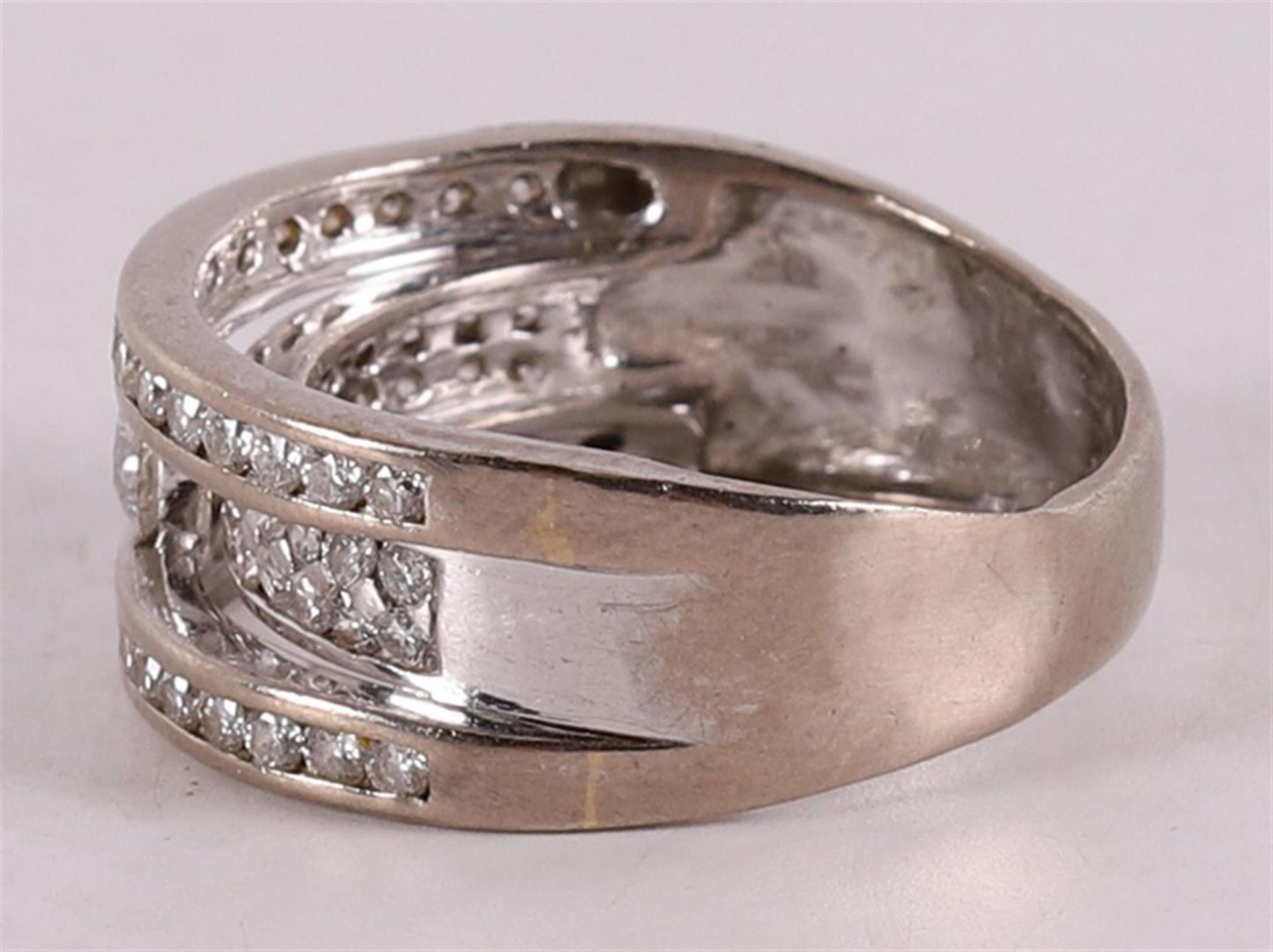An 18 kt gold band ring with a diamond. - Bild 2 aus 2