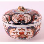 A porcelain Imari lidded box or bonbonnière, Japan, 18th C.