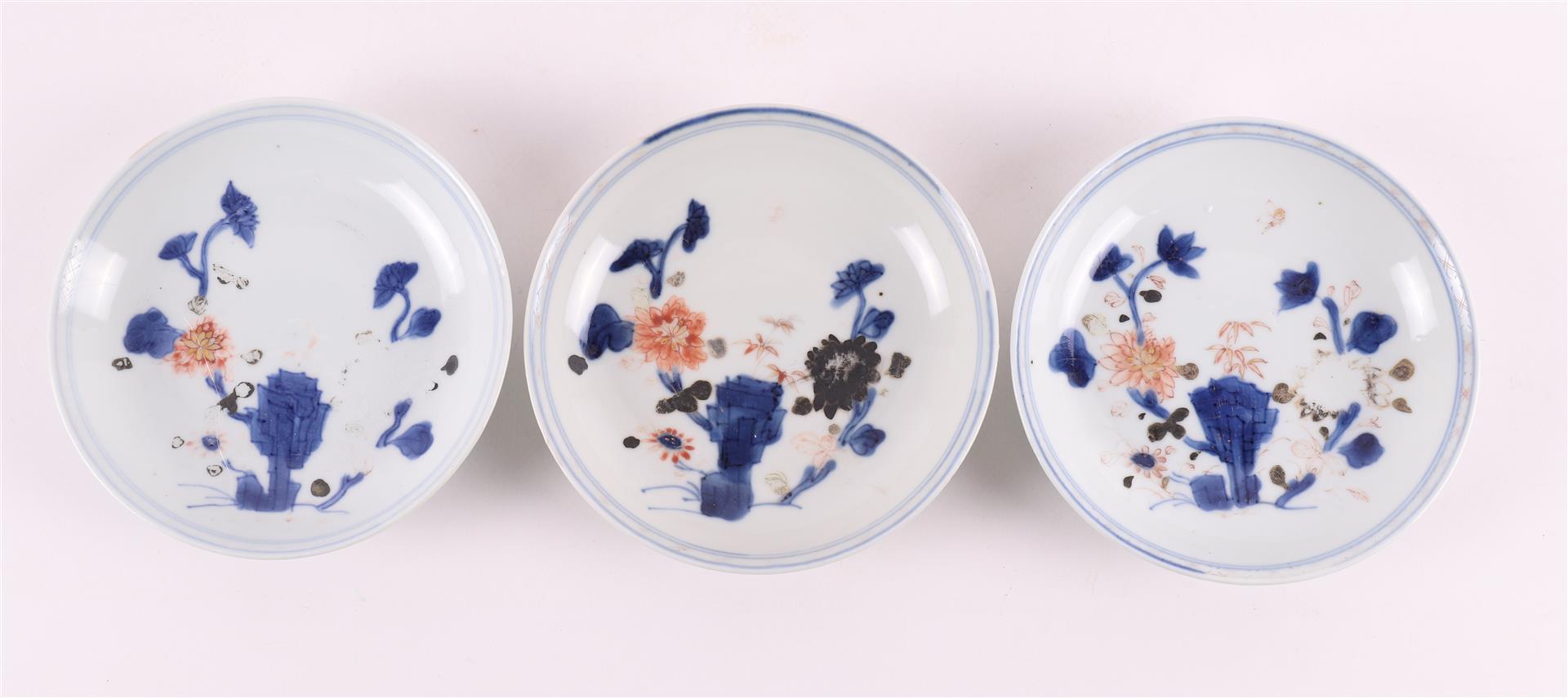 A set of six Chinese Imari cups and saucers, China, Qianlong, 18th C - Image 4 of 15