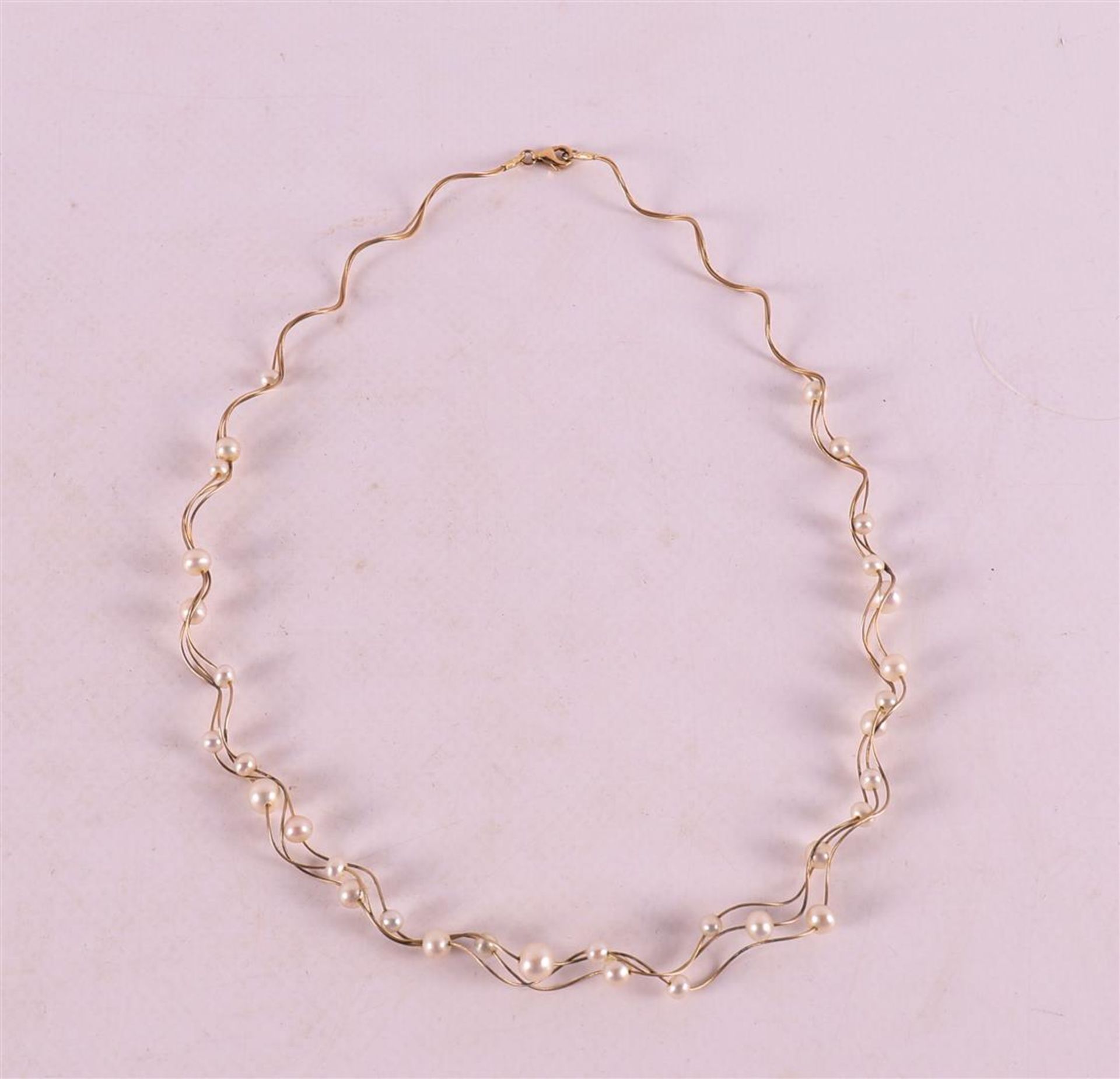 A 14 kt gold choker with pearl decoration.