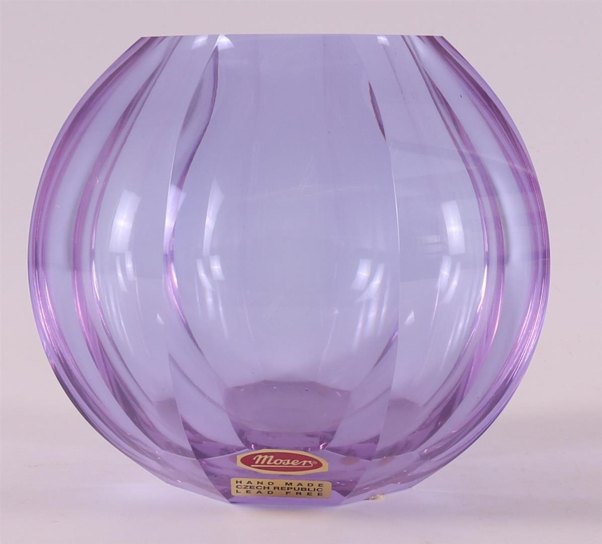 A purple clear glass faceted Art Deco vase, ca. 1930. - Image 4 of 5