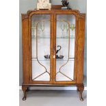 A one-door display cabinet, England, ca. 1930.