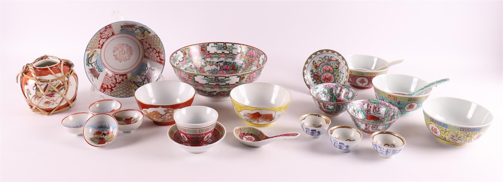 A lot of various Chinese and Japanese porcelain, including Canton, 20th century.