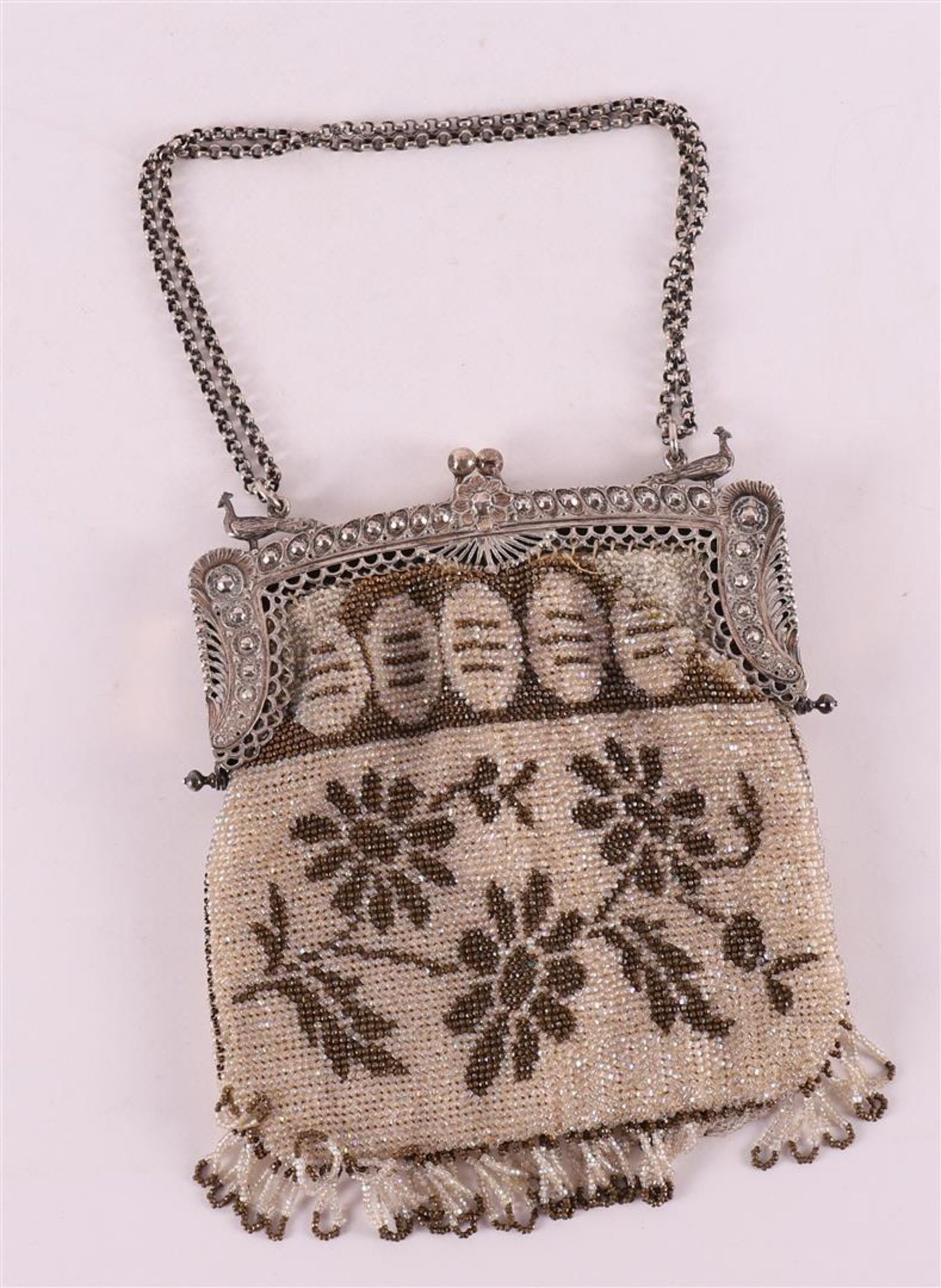 A 3rd grade 800/1000 silver bag bracket with jasseron necklace, on a beaded bag. - Bild 2 aus 3
