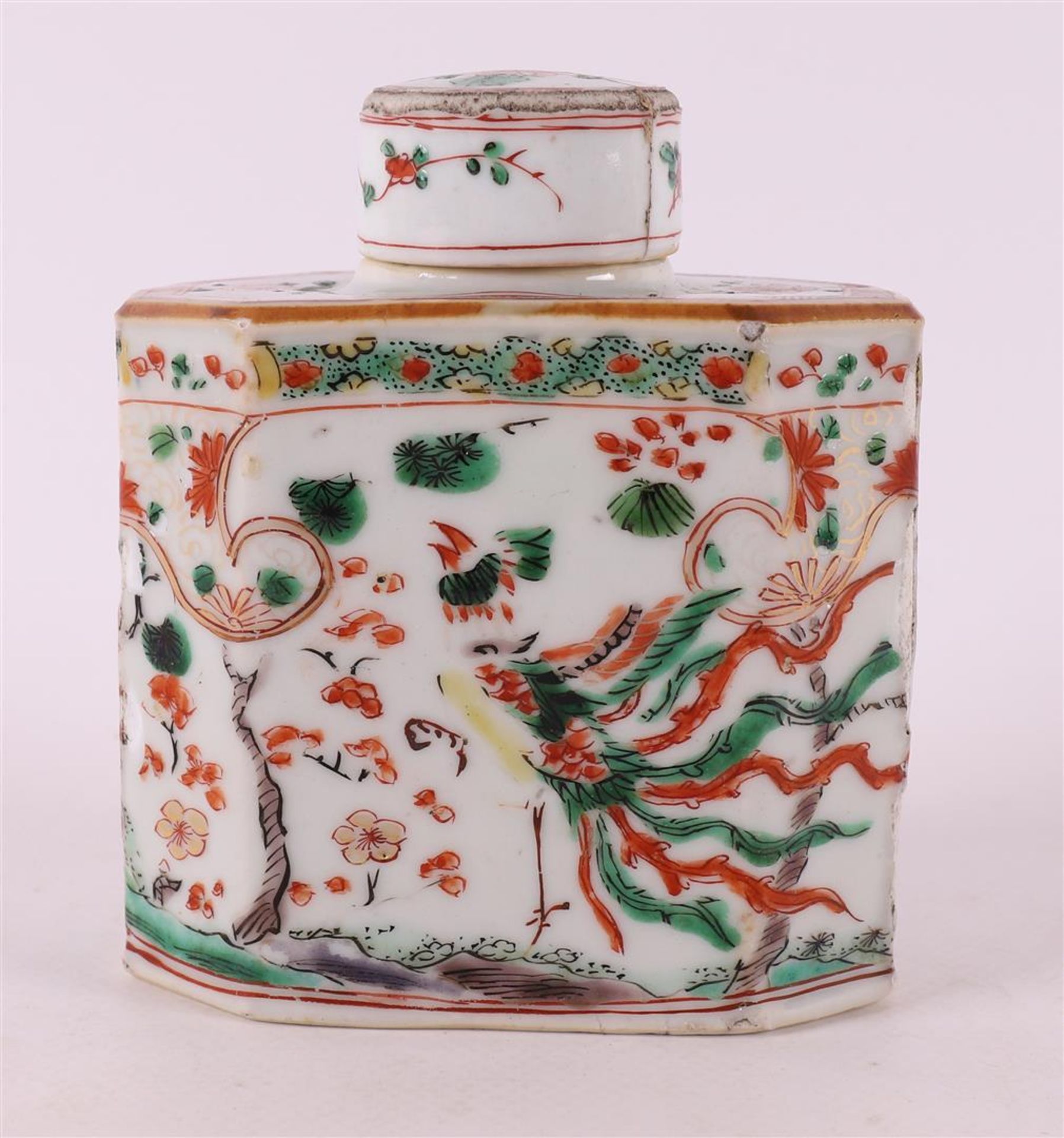 A porcelain famille verte tea caddy, China, Kangxi, circa 1700. - Image 2 of 11