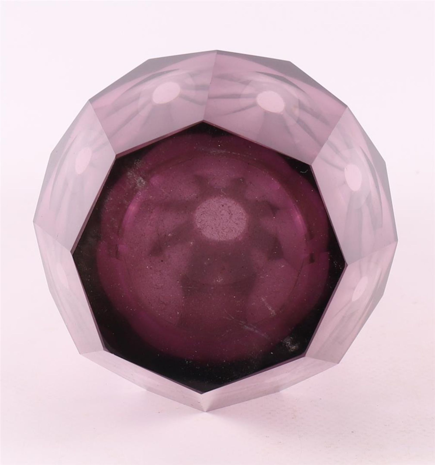 A purple glass faceted vase, design: Josef Hoffmann. - Image 4 of 4