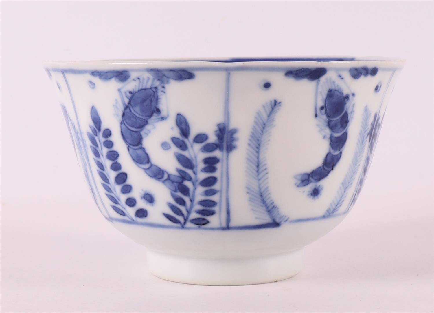 A blue and white porcelain bowl, China, 19th century. - Image 2 of 8
