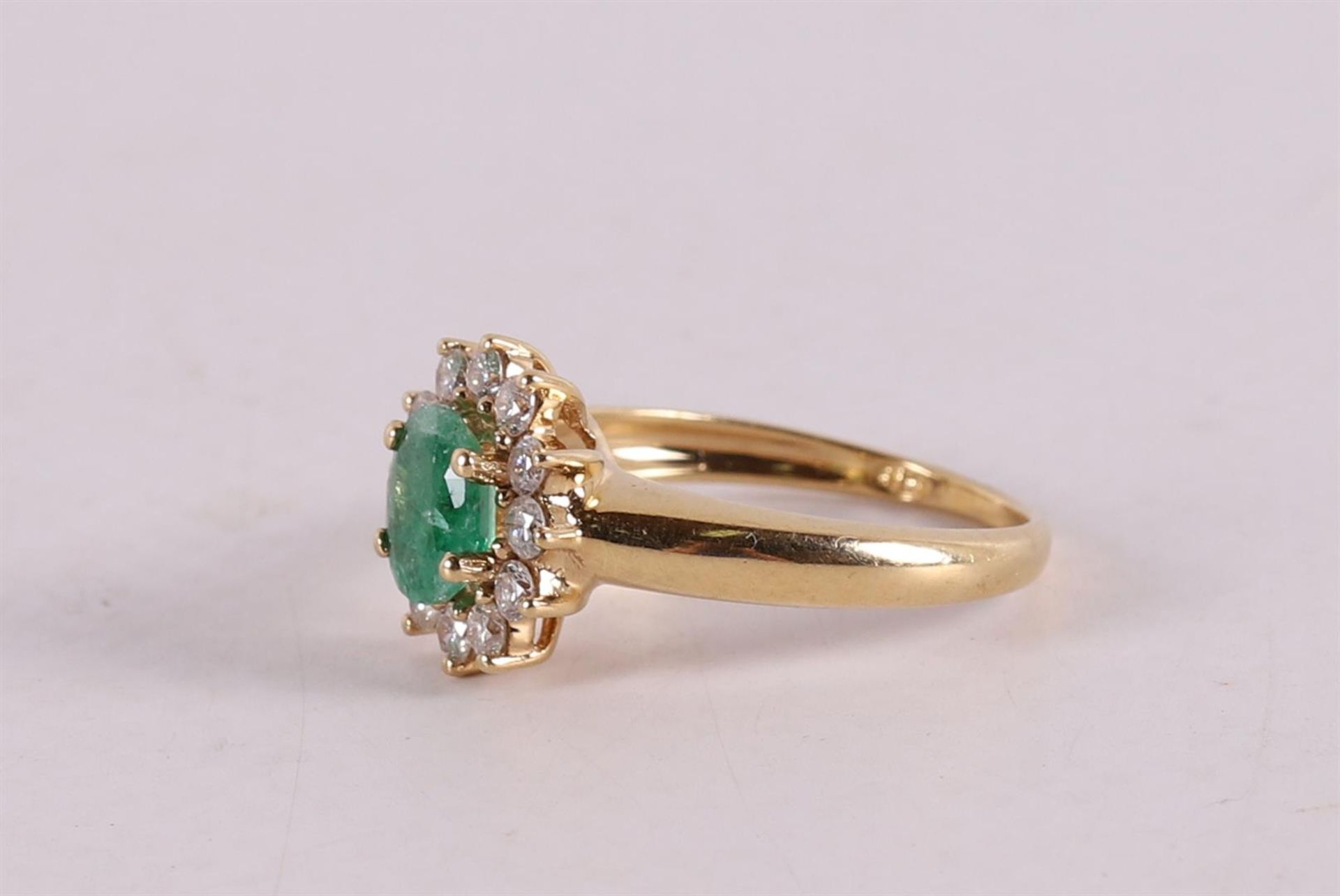 An 18 kt gold ring with an oval facet cut emerald. - Bild 2 aus 2