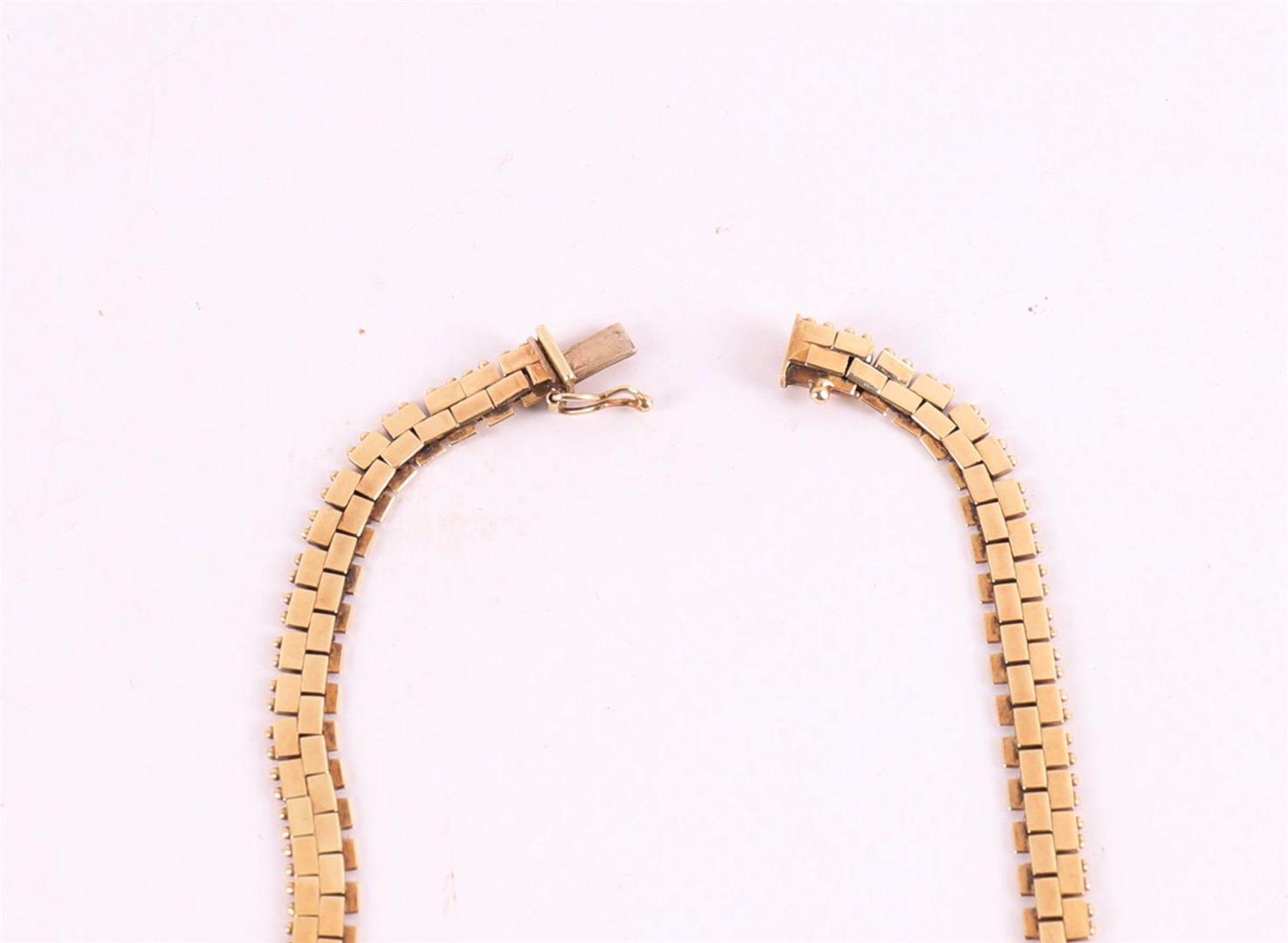 A 14 krt 585/1000 gold partly matted choker. - Image 3 of 3