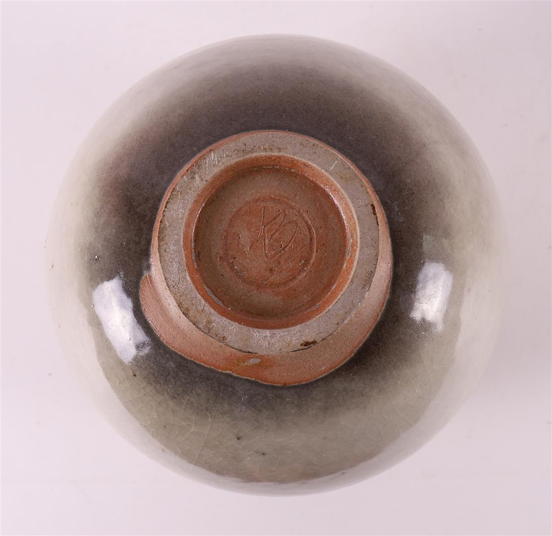 A gray stoneware vase, Johan Broekema, 20th century. - Image 3 of 5