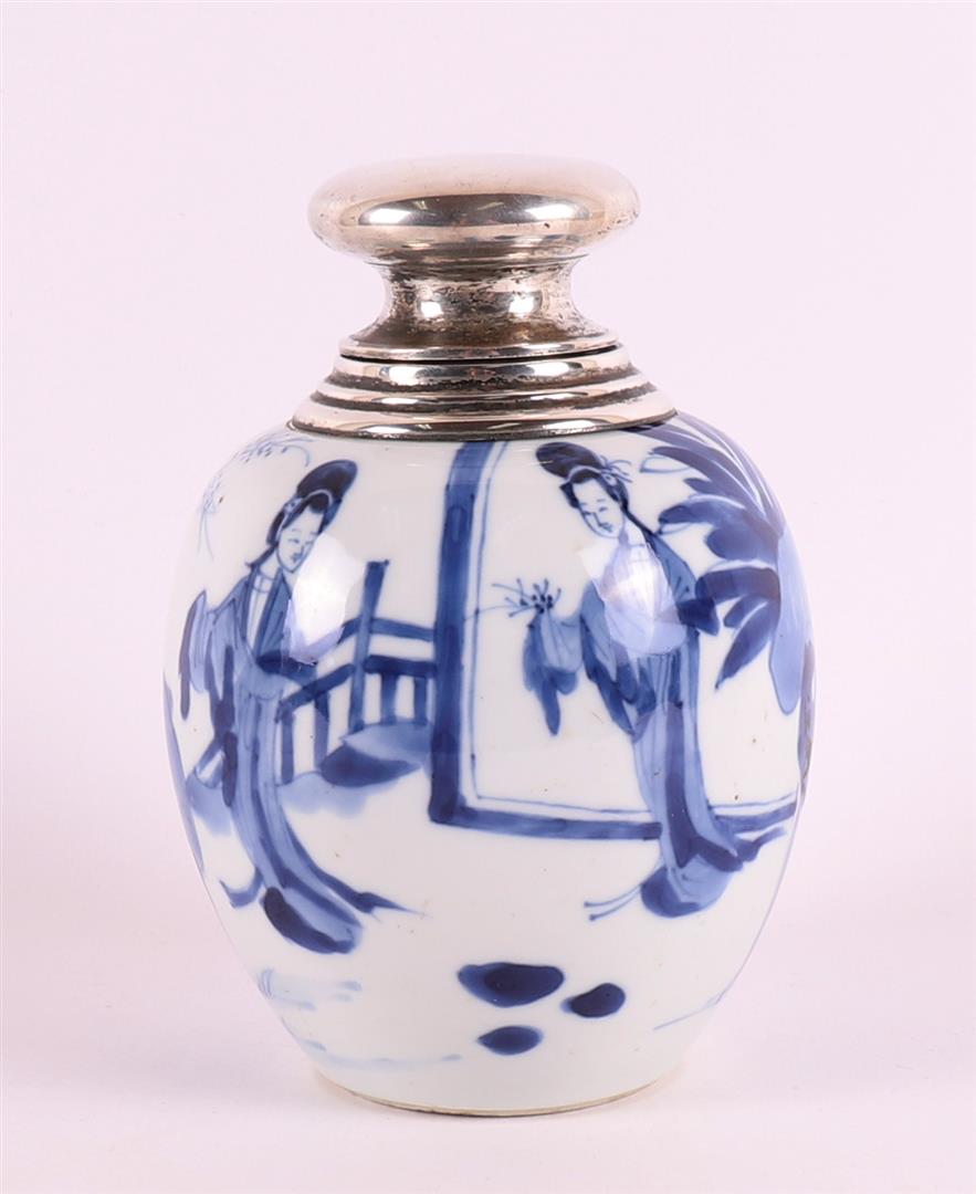 A blue/white porcelain tea caddy with silver lid, China, Kangxi - Image 3 of 5