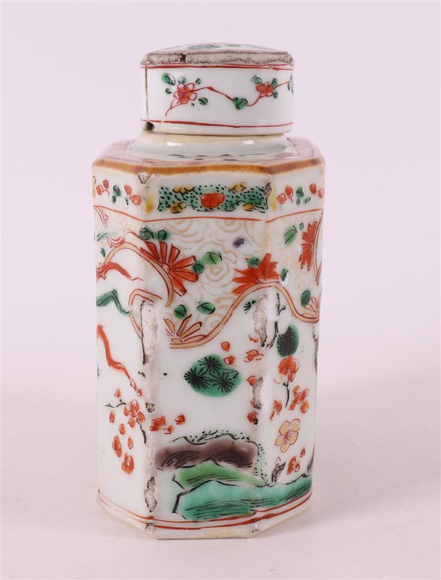 A porcelain famille verte tea caddy, China, Kangxi, circa 1700. - Image 4 of 11