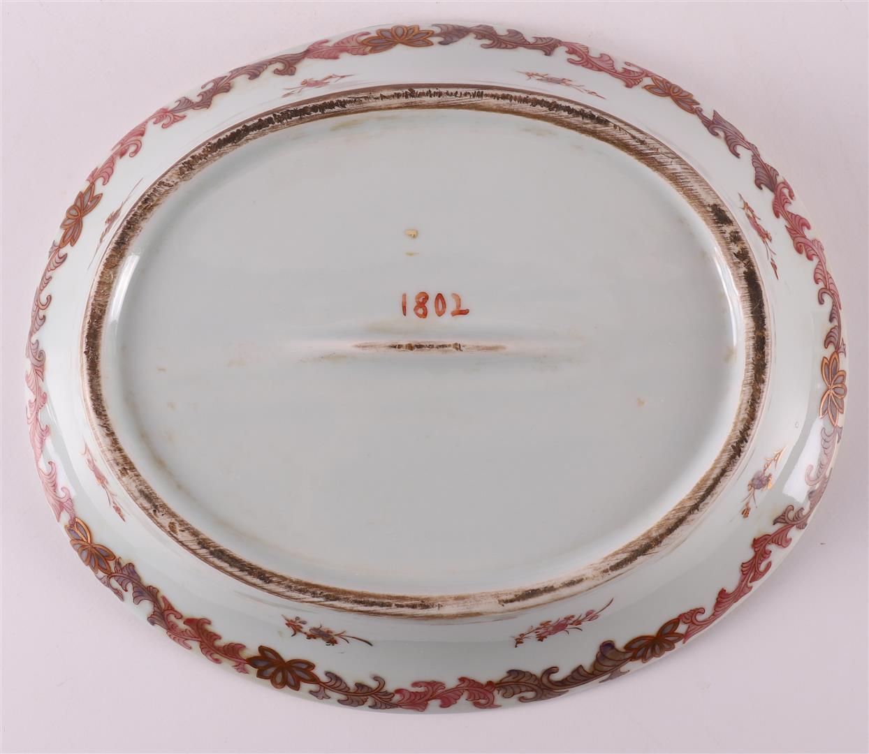 An oval porcelain lidded dish on a saucer, 20th century. - Bild 9 aus 9