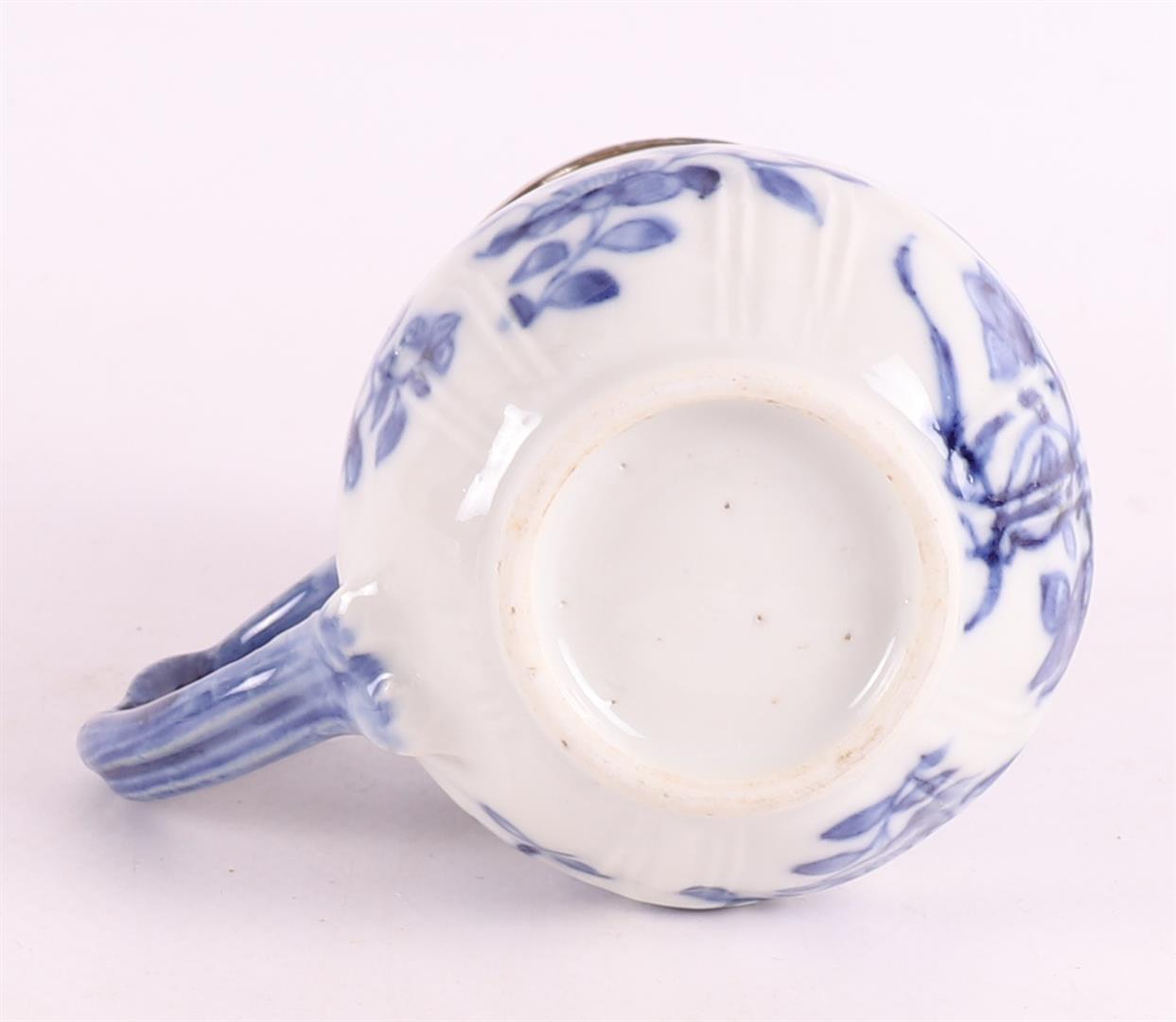 A blue and white porcelain lidded jar with silver mounts, China, Qianlong - Image 5 of 7