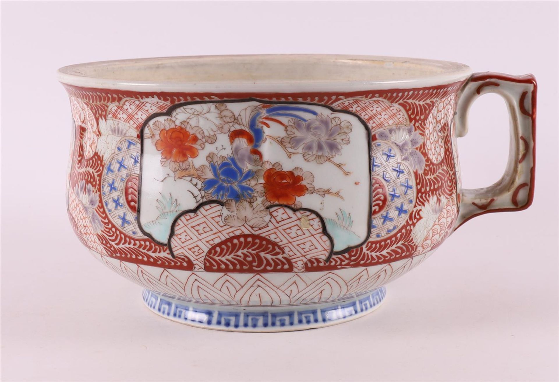 A china contoured porcelain dish, Japan 20th century. - Image 4 of 9