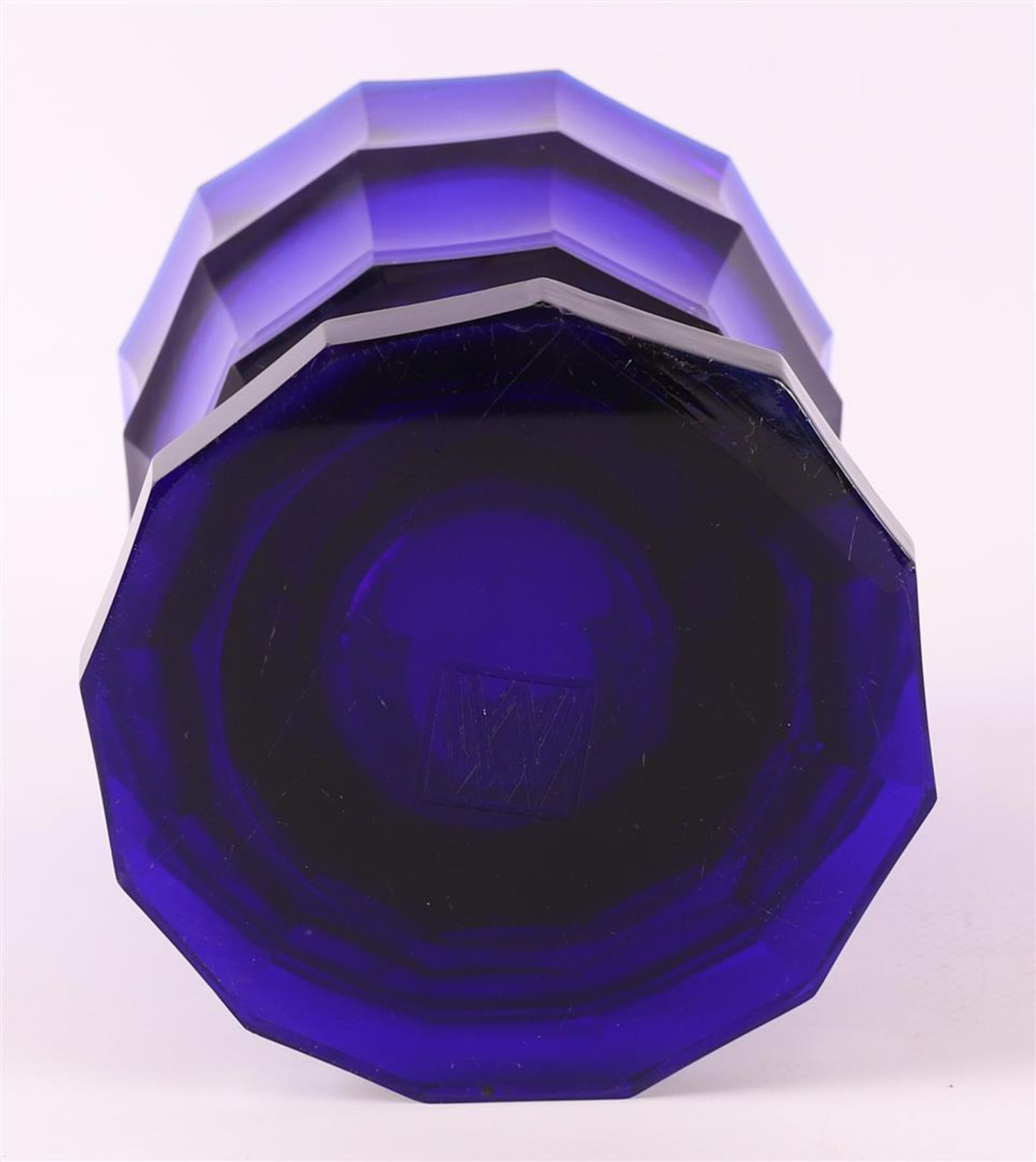 A blue glass faceted baluster-shaped vase, design: Josef Hoffmann - Image 4 of 5