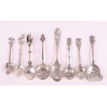A lot of various 2nd grade silver spoons and a tea spoon, 20th century.