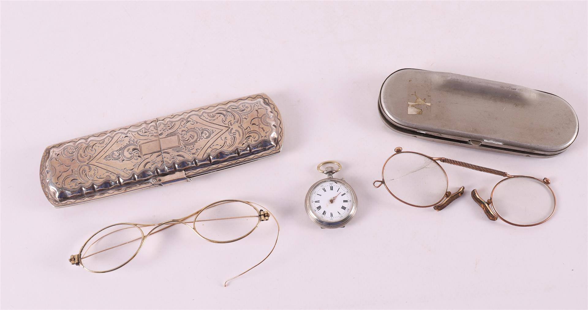 Glasses with 14 kt gold frame in 2nd grade silver case, 19th century.