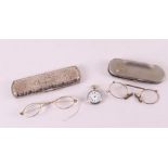 Glasses with 14 kt gold frame in 2nd grade silver case, 19th century.